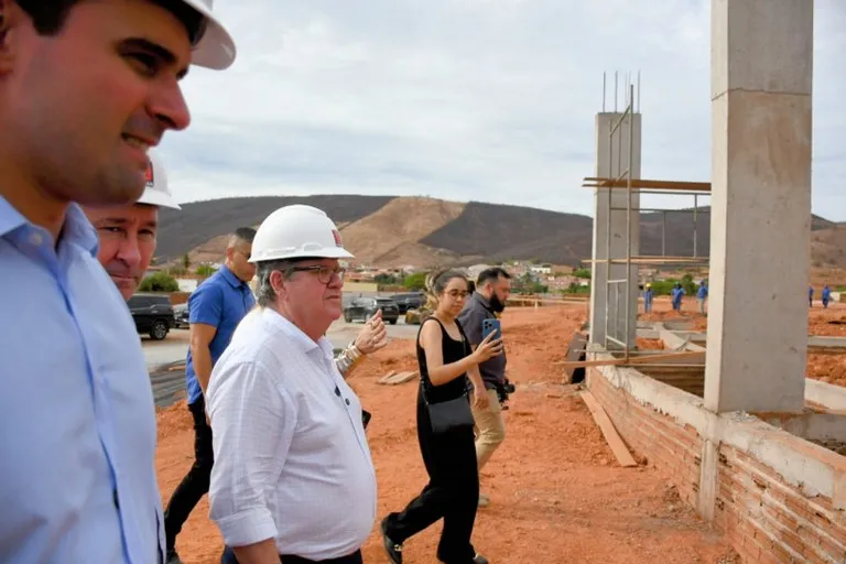 João Azevêdo visita obras em Cajazeiras e destaca importância das parcerias com o município