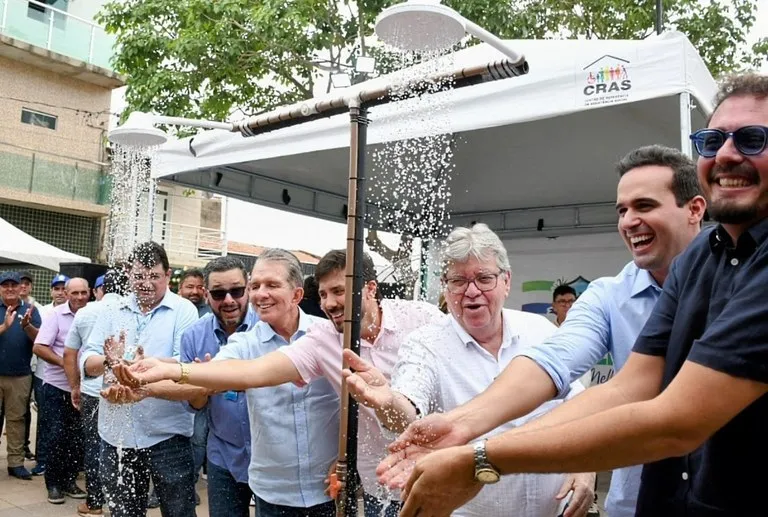 Em Nazarezinho, João Azevêdo inaugura adutora e estrada; investimentos superam R$ 50 milhões