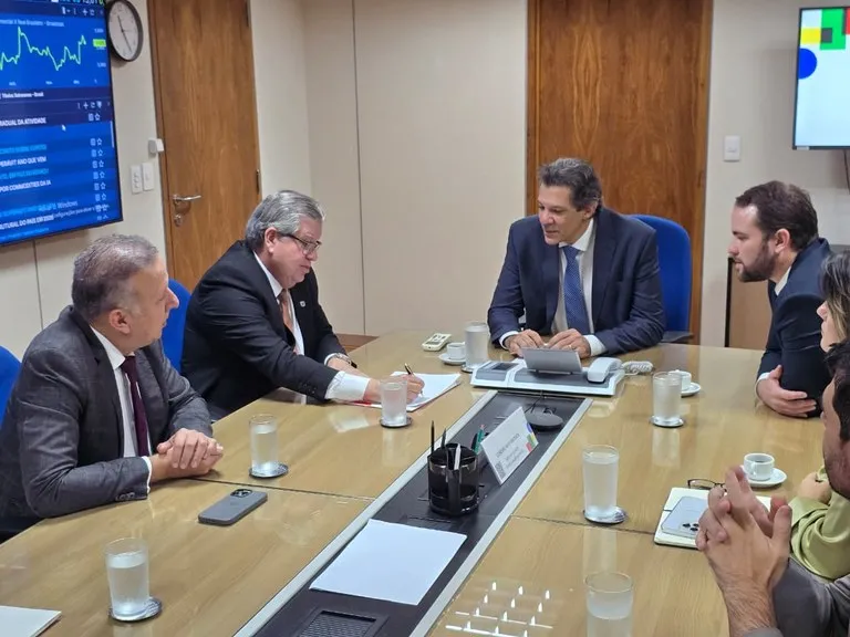 João Azevêdo busca recursos nas áreas de agricultura familiar, habitação e saneamento com ministro Fernando Haddad
