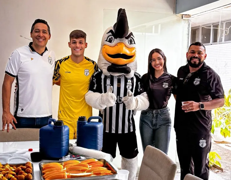 Mascotes de clubes de futebol e basquete levam alegria a crianças no Hospital de Trauma de Campina Grande