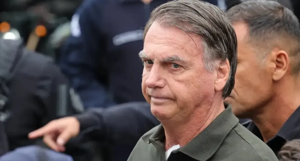 Cirurgia de Bolsonaro termina após três horas e meia, em Brasília