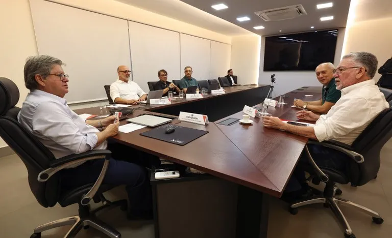 João Azevêdo e Sebrae discutem novas parcerias para interiorização do turismo e valorização do artesanato paraibano