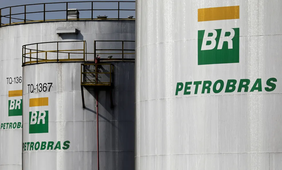 Petrobras reduz preço da gasolina para distribuidoras a partir desta terça-feira (27)
