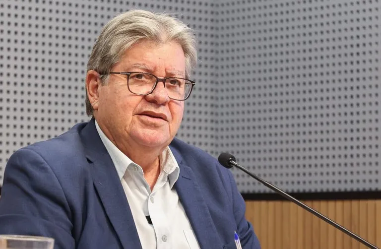João Azevêdo anuncia reajuste salarial linear de 10% para todos os servidores do Estado
