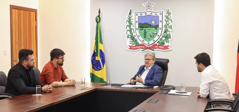 João Azevêdo recebe representantes da Educação e celebra reajuste de 10% e avanços no PCCR