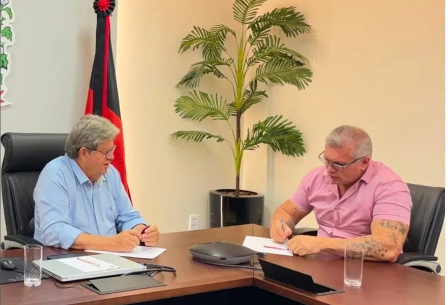 Julian Lemos reafirma apoio a João Azevêdo ao Senado após reunião com o governador