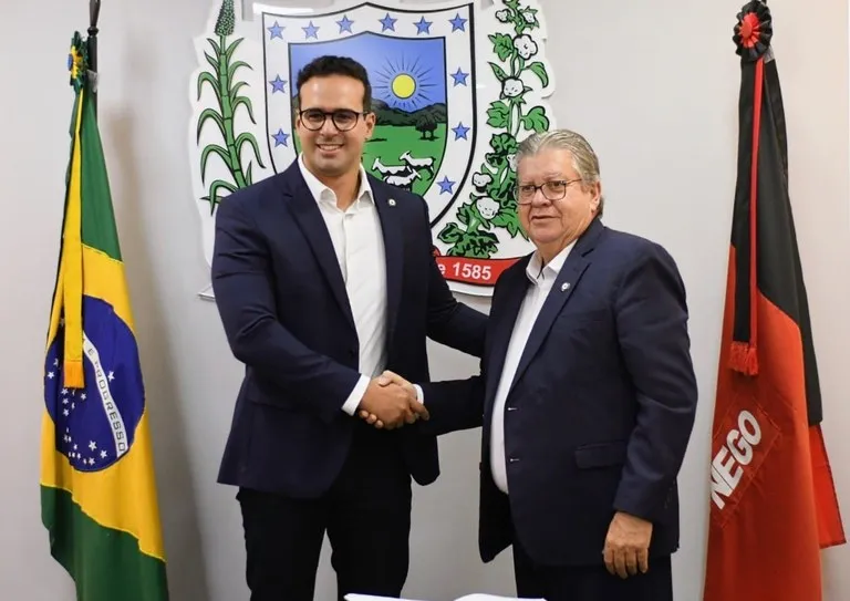 João Azevêdo transmite cargo a Lucas Ribeiro, que assume interinamente o Governo da Paraíba até 1º de março