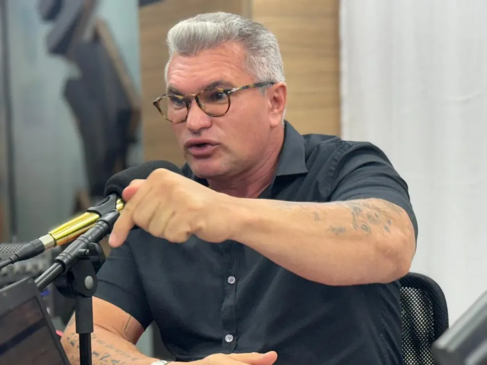 Julian Lemos afirma que família Bolsonaro vive “implosão” e faz críticas públicas a Michelle e aos filhos do ex-presidente