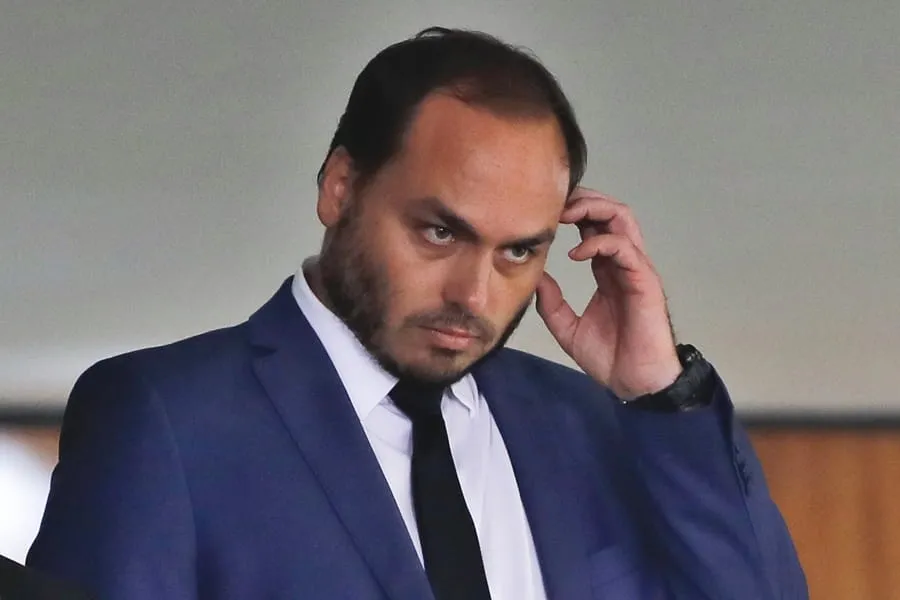 MP reabre investigação contra Carlos Bolsonaro por suspeita de rachadinha