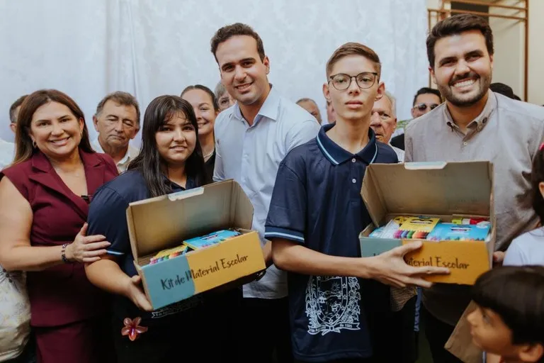 Lucas Ribeiro entrega fardamentos, kits escolares e inaugura sala do Amanhã Digital no Alto Sertão