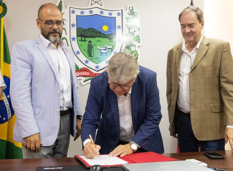 João Azevêdo assina convênio para instalação de fábrica do Lifesa em Caaporã para fornecer medicamentos ao SUS