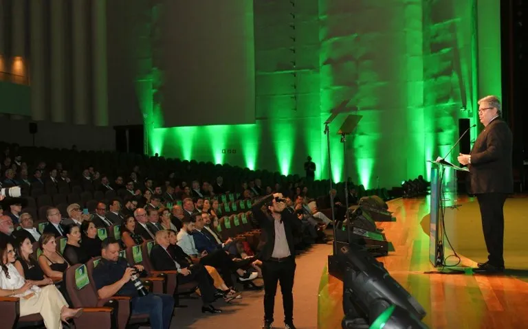 João Azevêdo prestigia abertura de convenção nacional da Unimed e destaca investimentos na Saúde da Paraíba