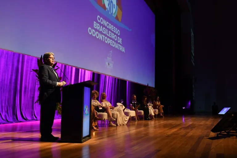 João Azevêdo participa de abertura do 30º Congresso Brasileiro de Odontopediatria e destaca ações na saúde bucal das crianças paraibanas