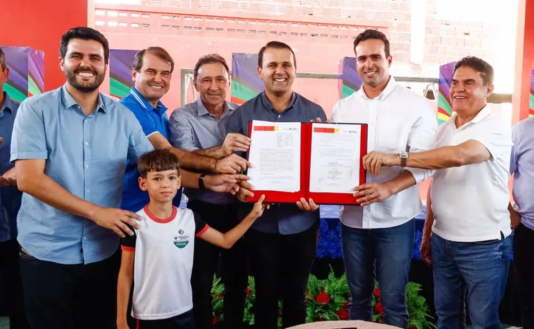 Lucas Ribeiro visita obras em Bernardino Batista e Uiraúna e firma convênio para construção de nova escola
