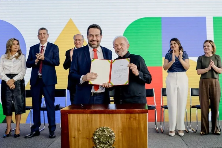 Lula assina posse de Guilherme Boulos como novo ministro da Secretaria-Geral da Presidência da República